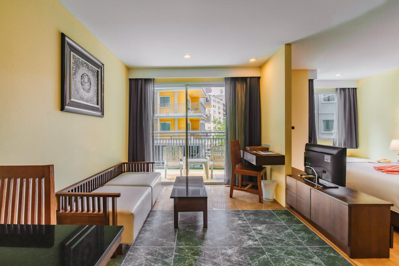 Deluxe Suite King Pool View